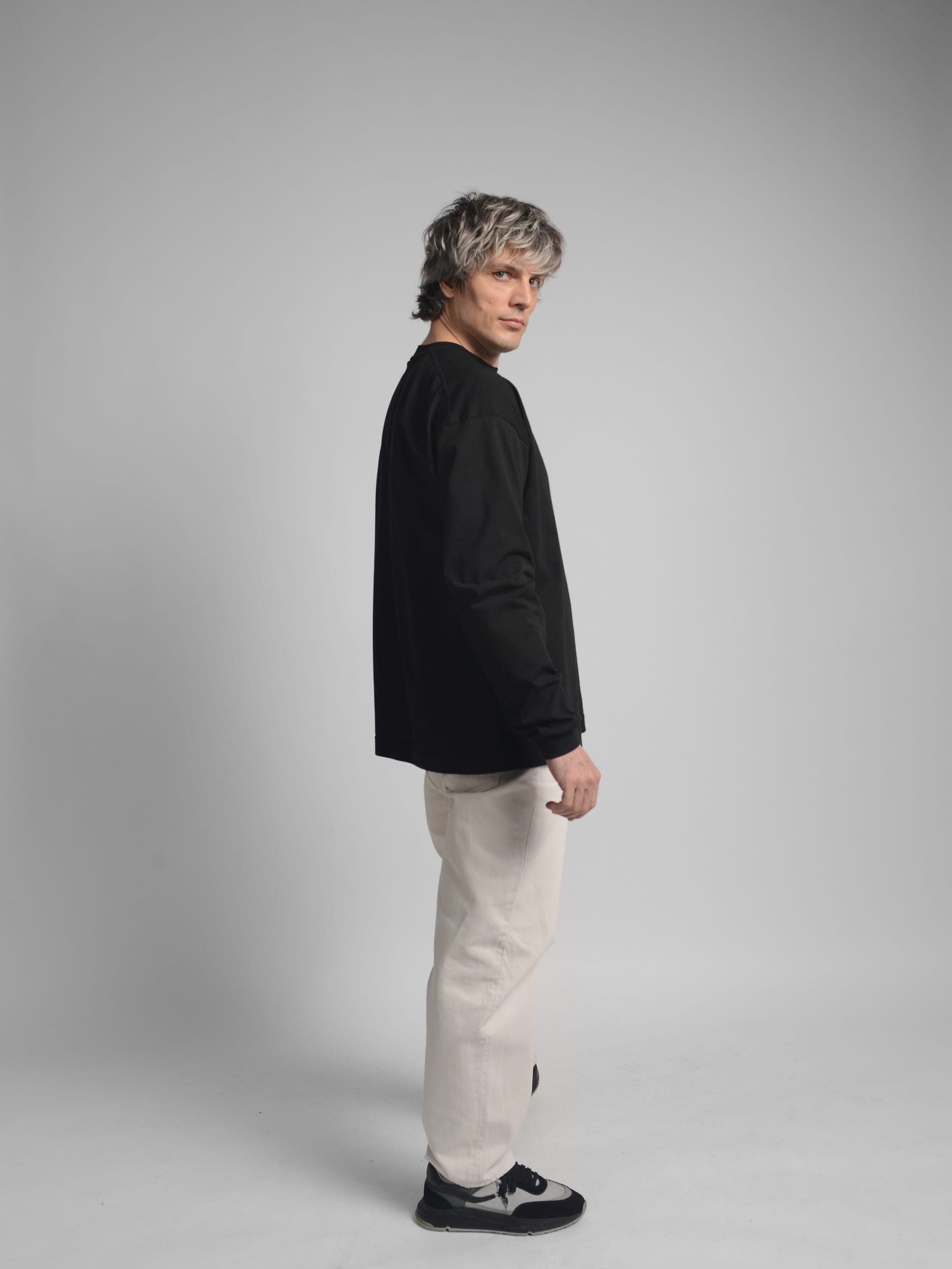 365.APParel Basic Longsleeve Black — man, full body side view, studio