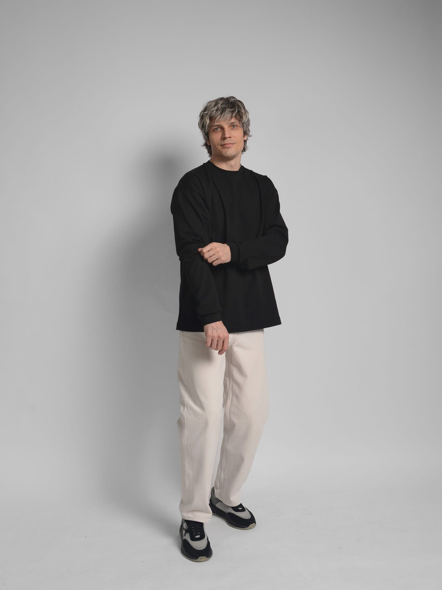 365.APParel Basic Longsleeve Black — man, full body side view, studio (2)