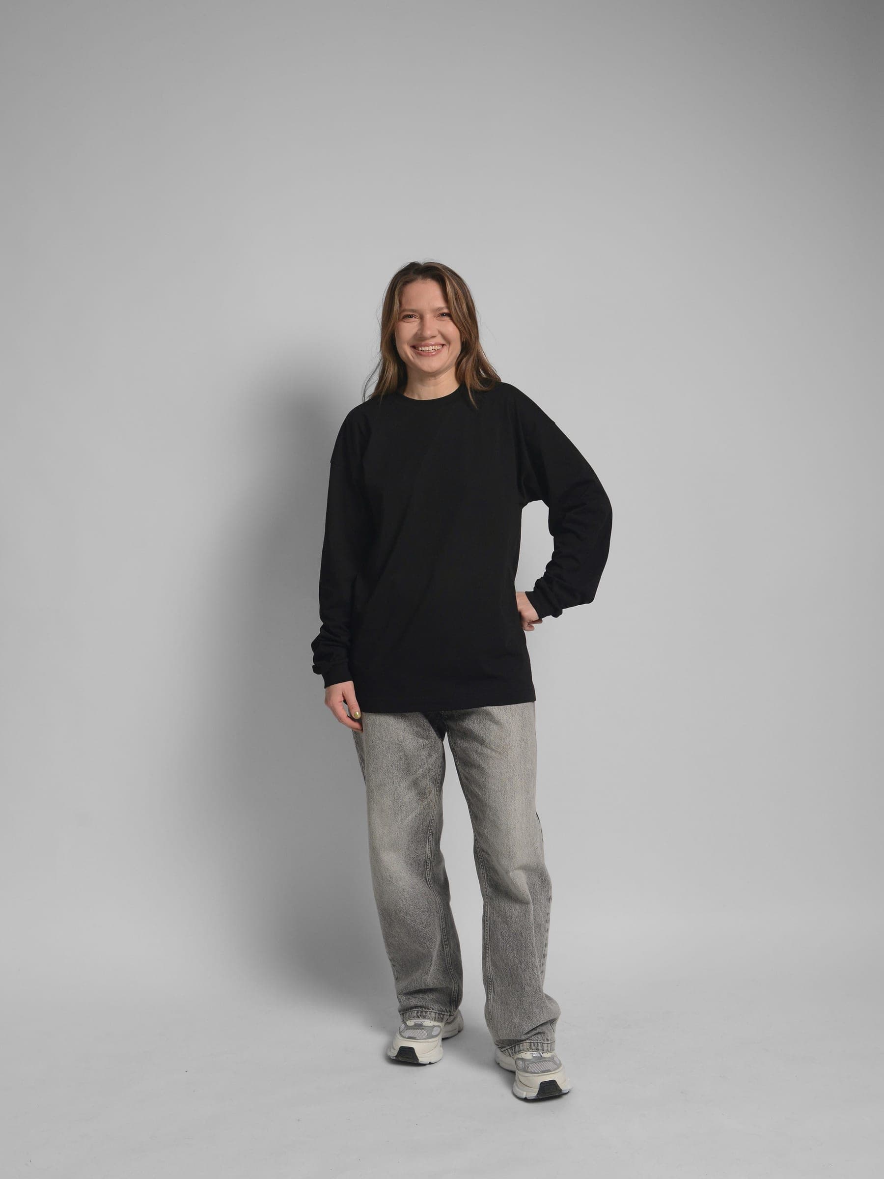 365.APParel Basic Longsleeve Black — woman, full body front, sunglasses, shoulder bag, looking away, outdoor