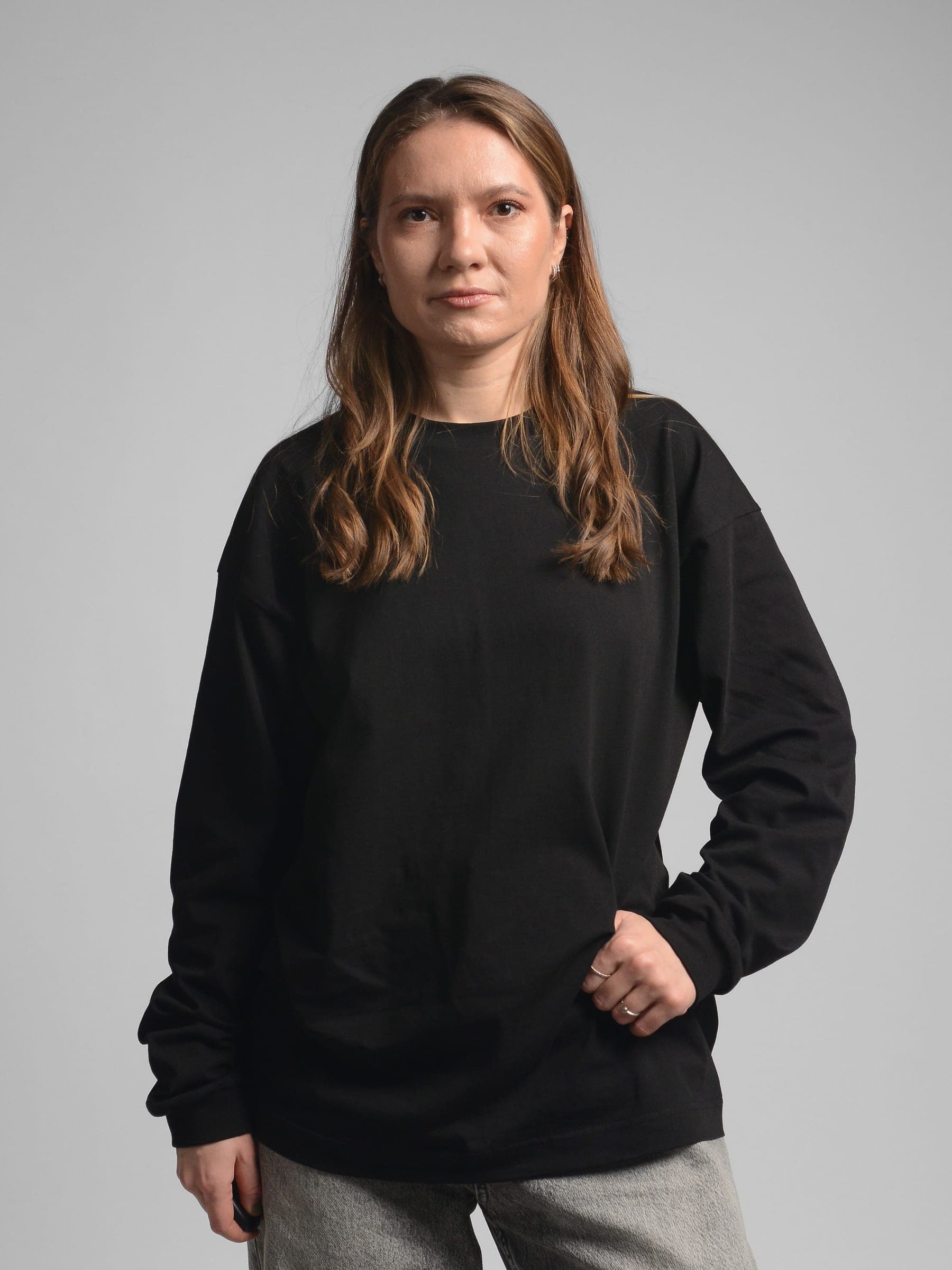 365.APParel Basic Longsleeve Black — woman, cropped back view, outdoor