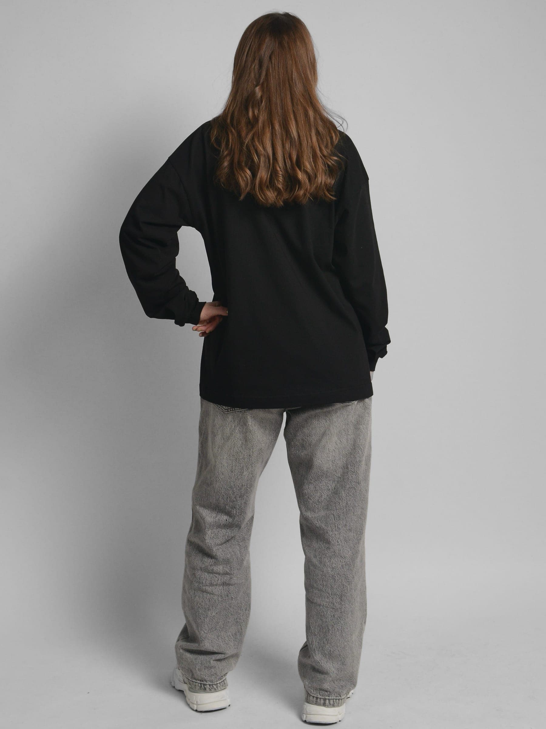 365.APParel Basic Longsleeve Black — woman, cropped front view, sunglasses, shoulder bag, outdoor