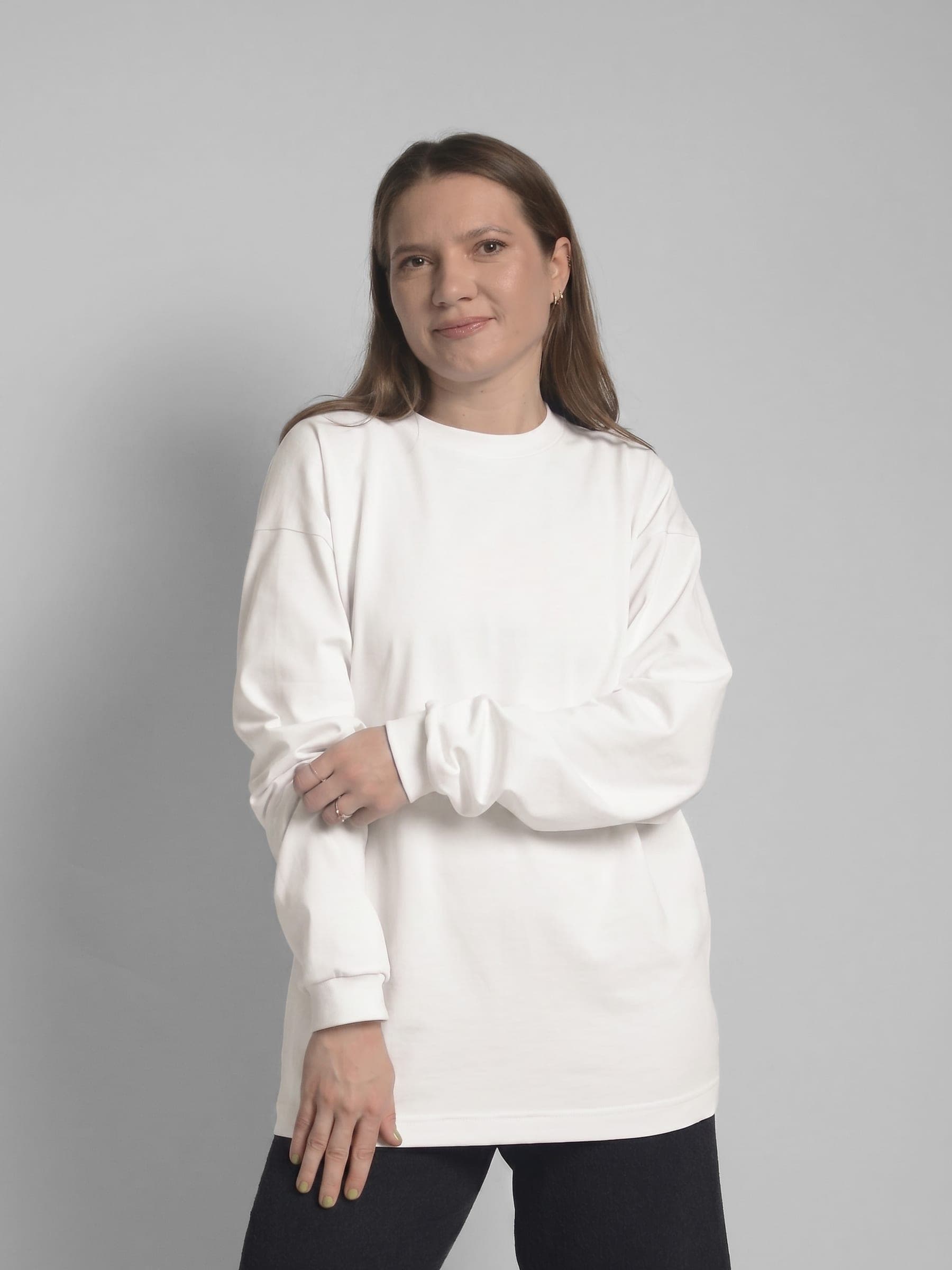 365.APParel Basic Longsleeve Off White — woman, cropped front view, smiling, studio
