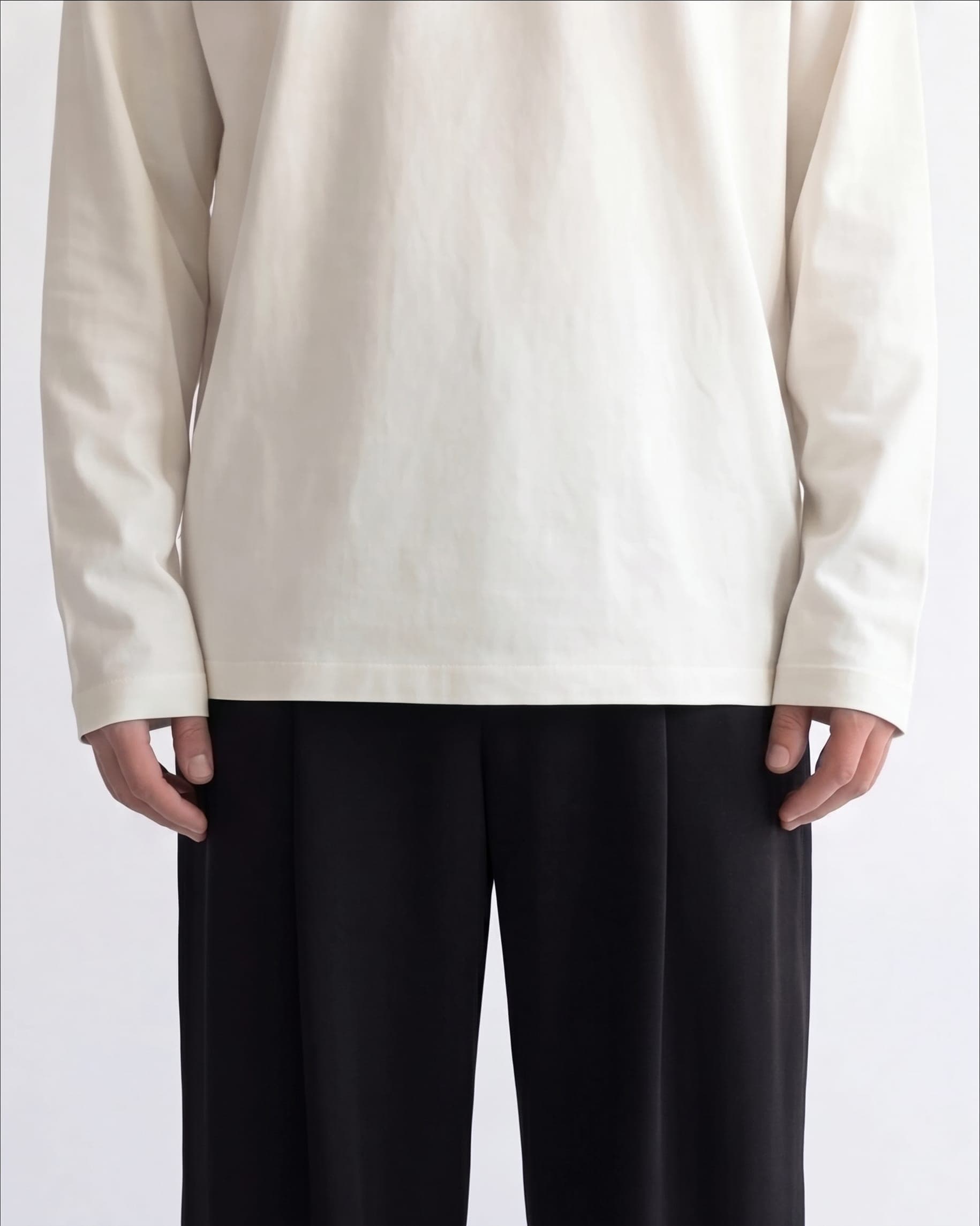 365APParel-basic-longsleeve-off-white-man-hem-detail-studio