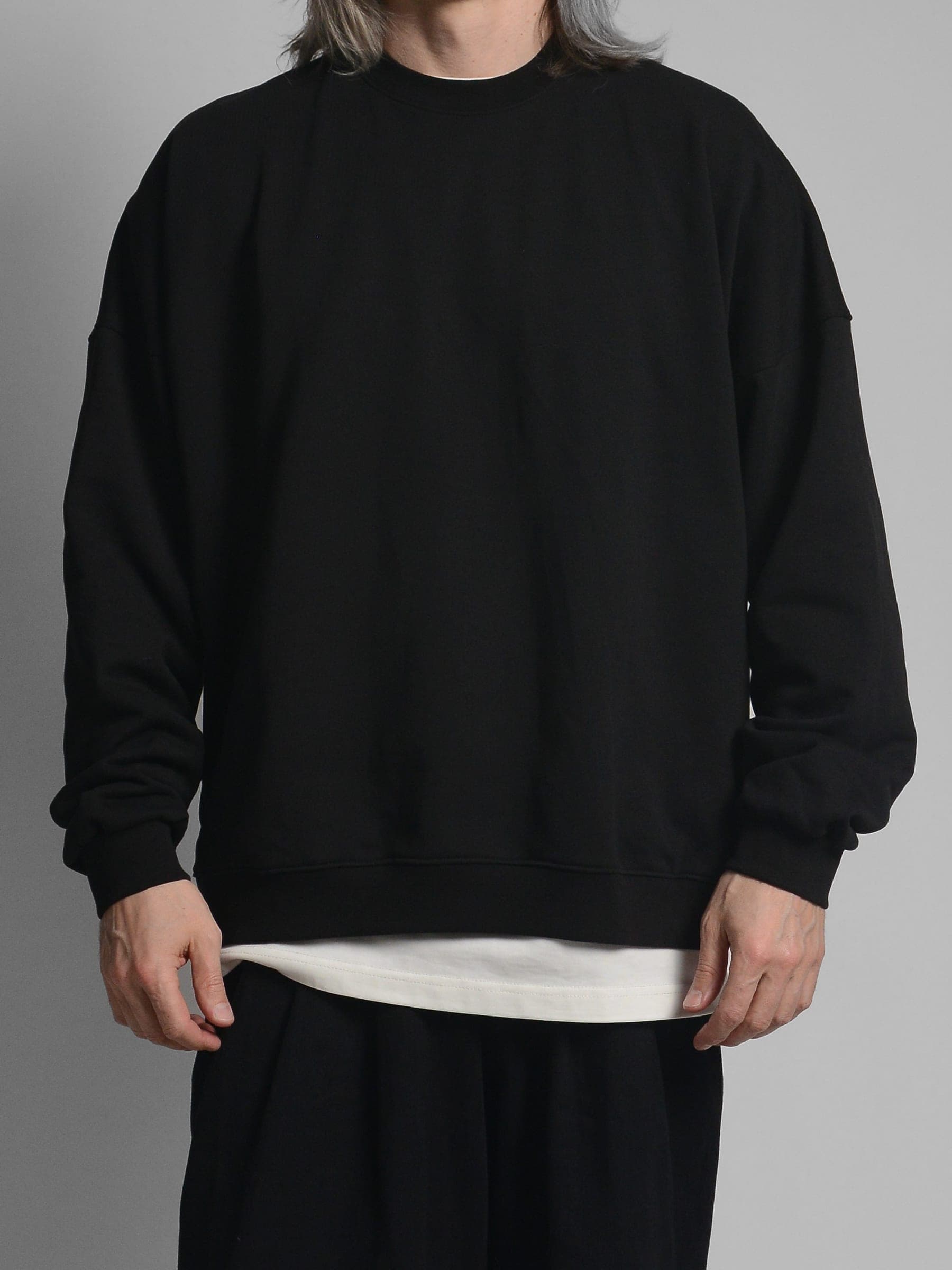 365.APParel Oversize Sweatshirt Black — man, cropped front view, long silver hair, studio