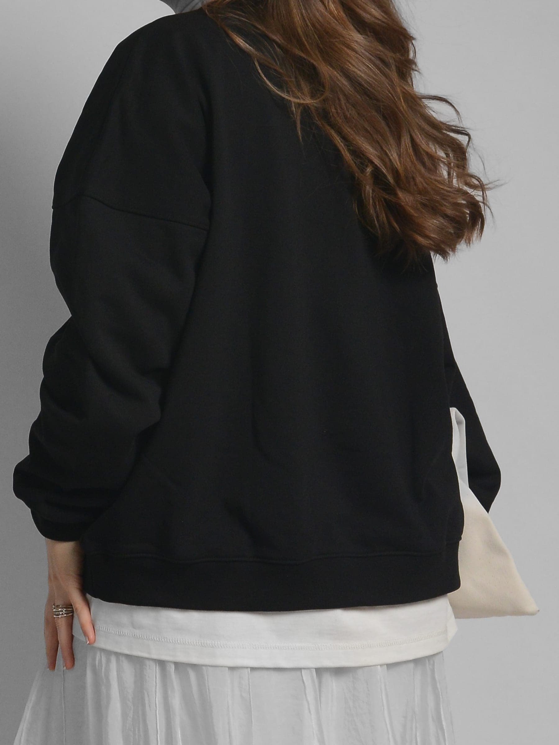 365.APParel Oversize Sweatshirt Black — woman, cropped back view, tote bag, studio